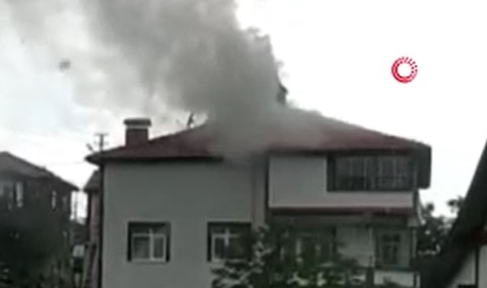 Ankara'da çatıya yıldırım düştü yangın çıktı