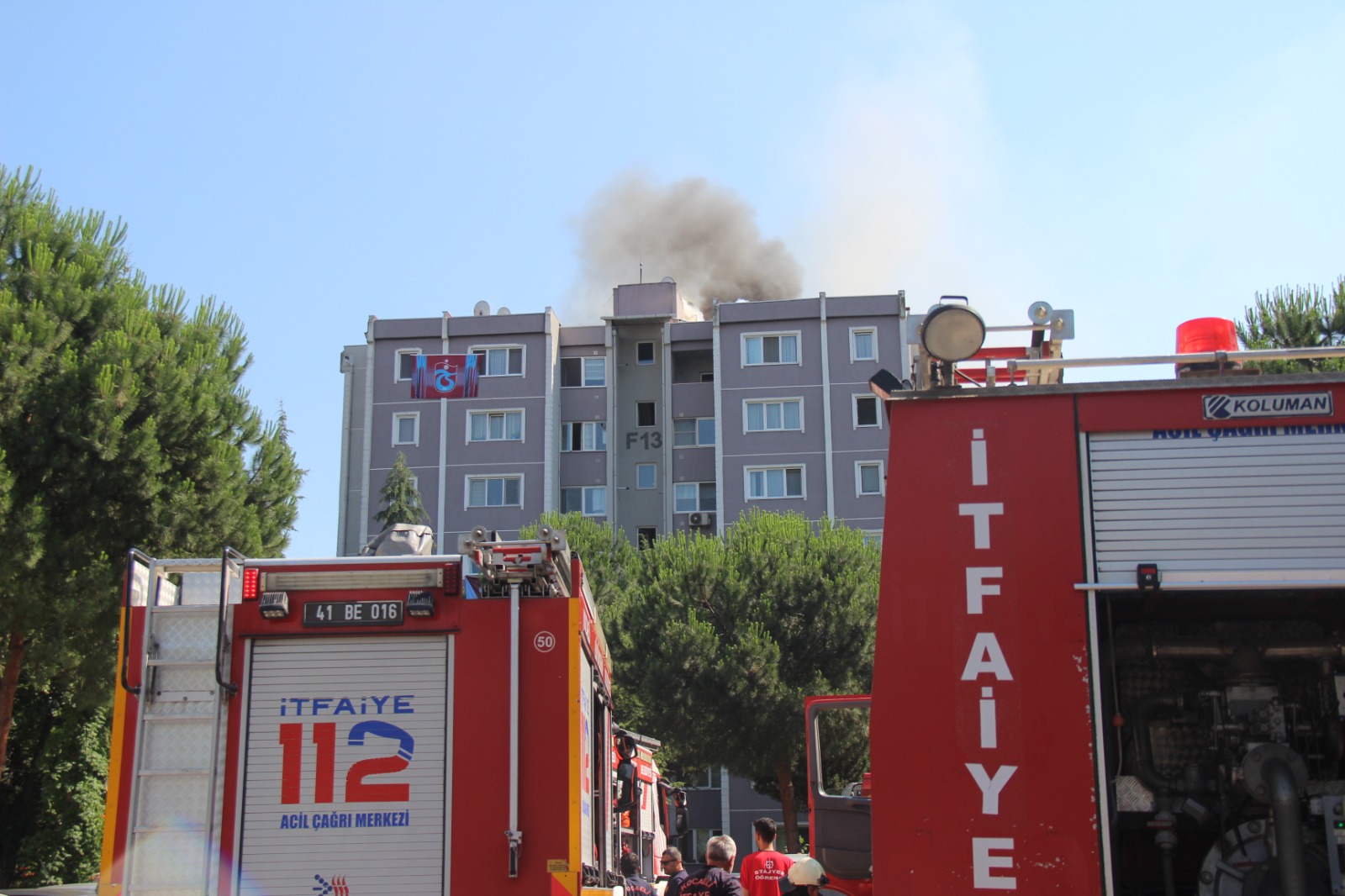 Kocaeli'de 8 katlı apartmanın çatısında çıkan yangın