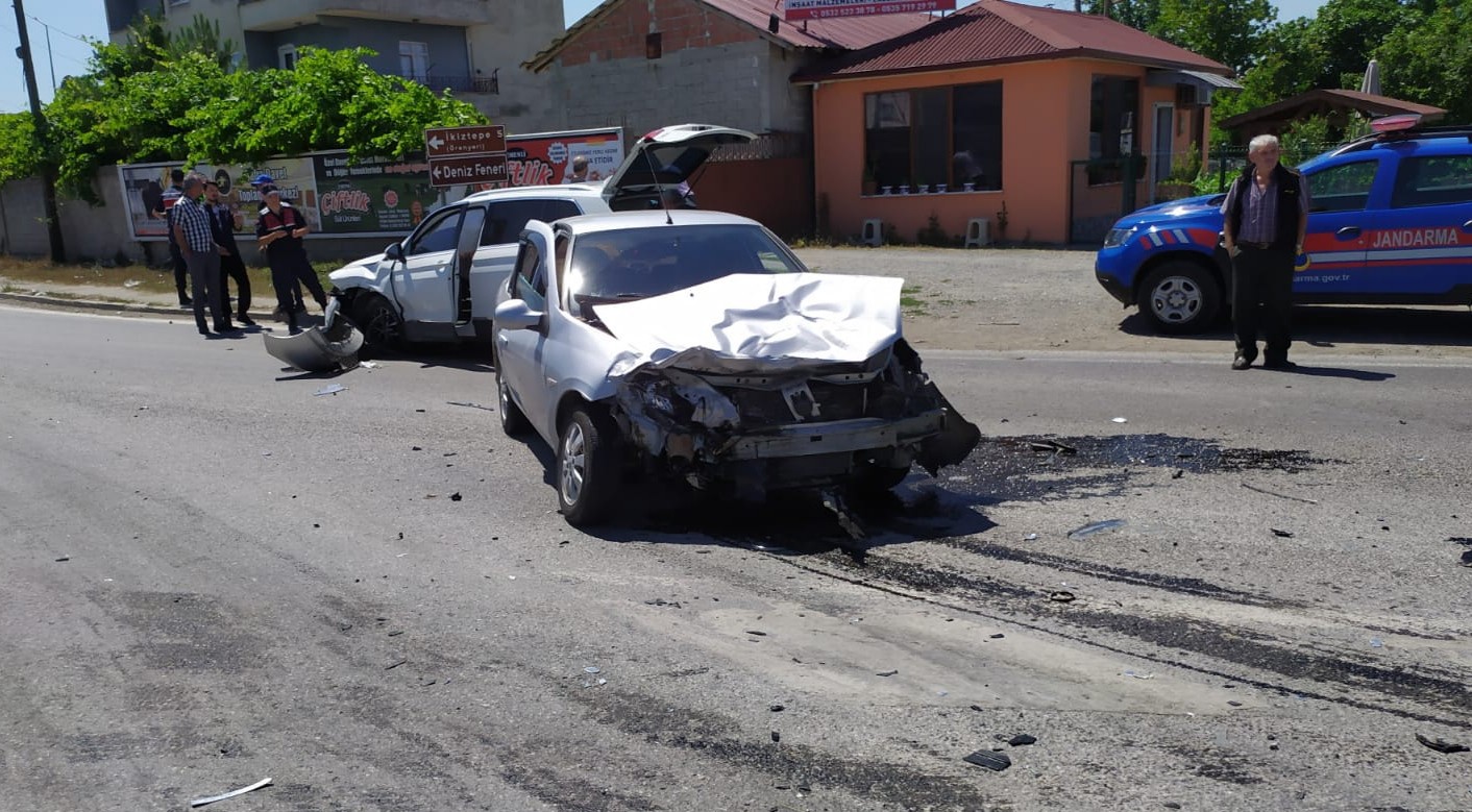 Samsun'da iki araç kavşakta çarpıştı: 2 yaralı