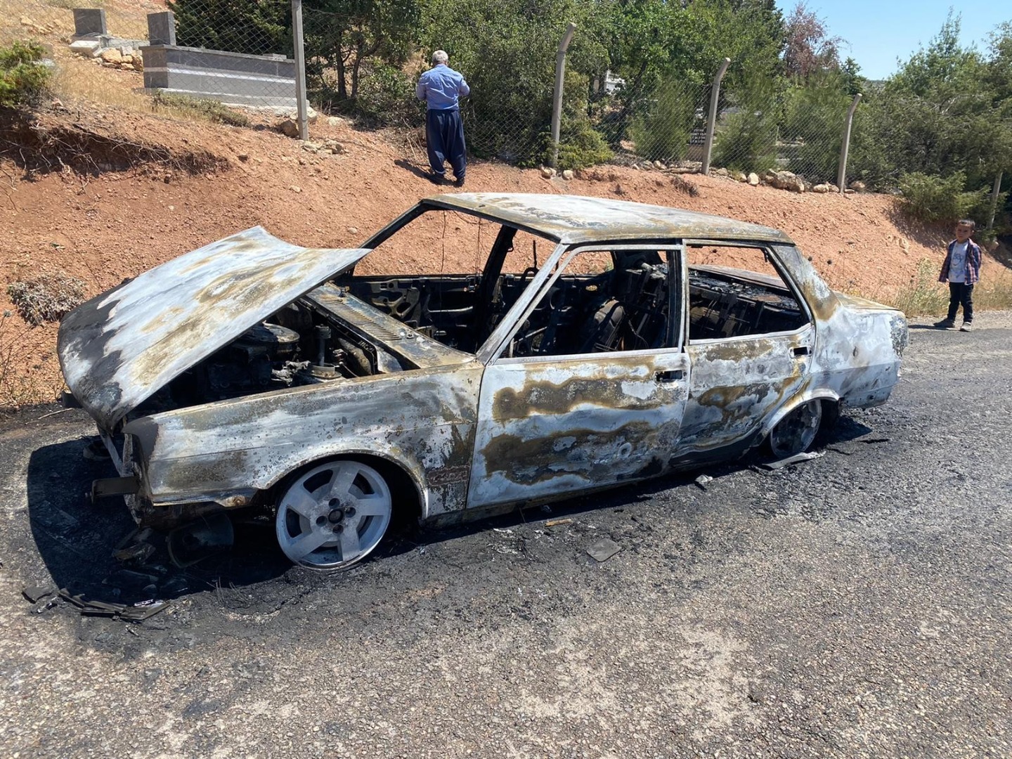 Adıyaman'da seyir halindeki otomobil alev alev yandı