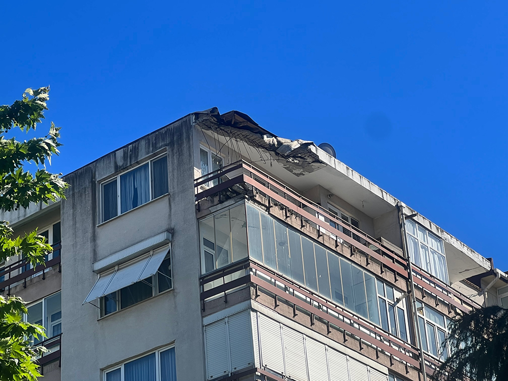 Kartal’da 8 katlı binanın çatısında çökme