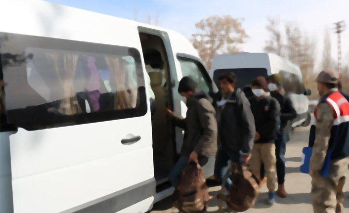 Van’da içinde 40 kaçak göçmenin bulunduğu araca ateş açıldı. Valilikten açıklama