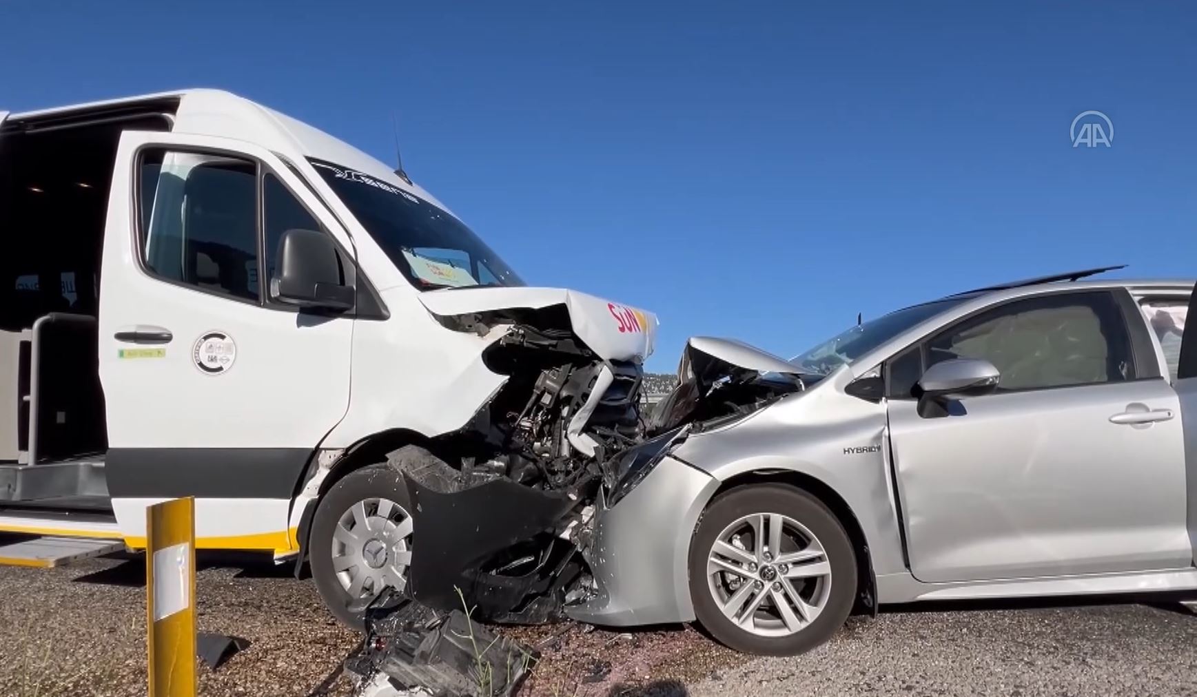 Antalya'da minibüs ile otomobilin çarpıştı: 9 yaralı