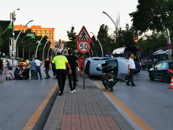 Ankara’da otomobil otobüs durağına daldı. Çok sayıda yaralı var