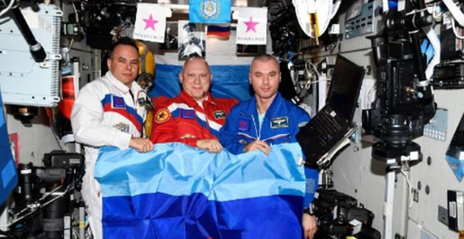 Rus kozmonotlar uzayda böyle poz verdi: Yeni bir tartışmanın fitili ateşlendi