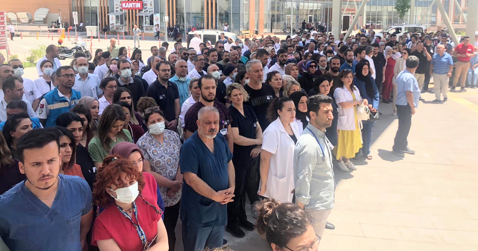 Uşak'taki doktorlara şiddete hayır protestosuna İYİ Parti ve CHP'den destek