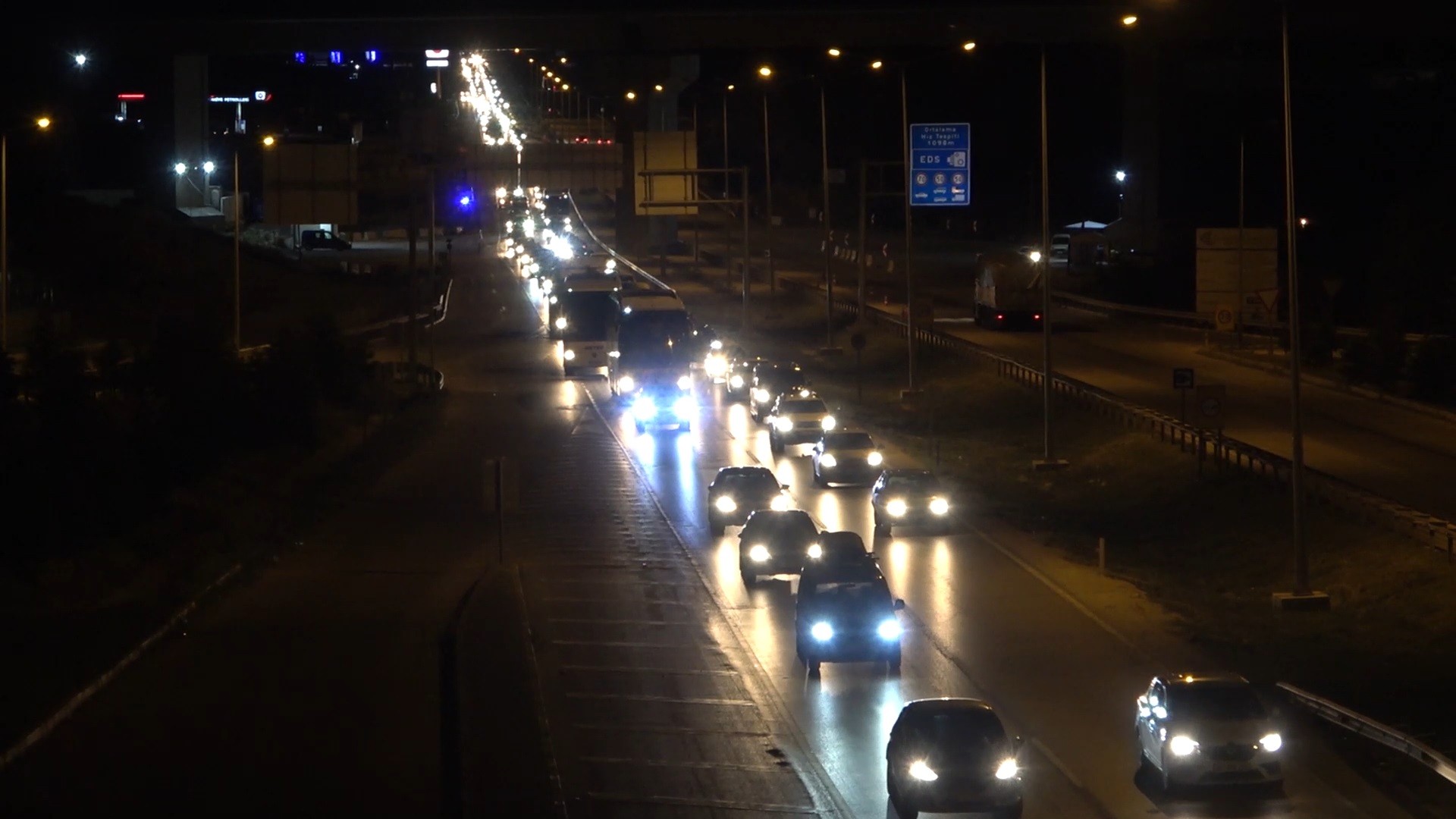 43 ilin geçiş güzergahında gece yarısı trafik yoğunluğu
