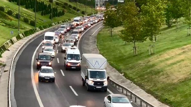 İstanbul'da bayram yoğunluğu: Trafik durma noktasına geldi