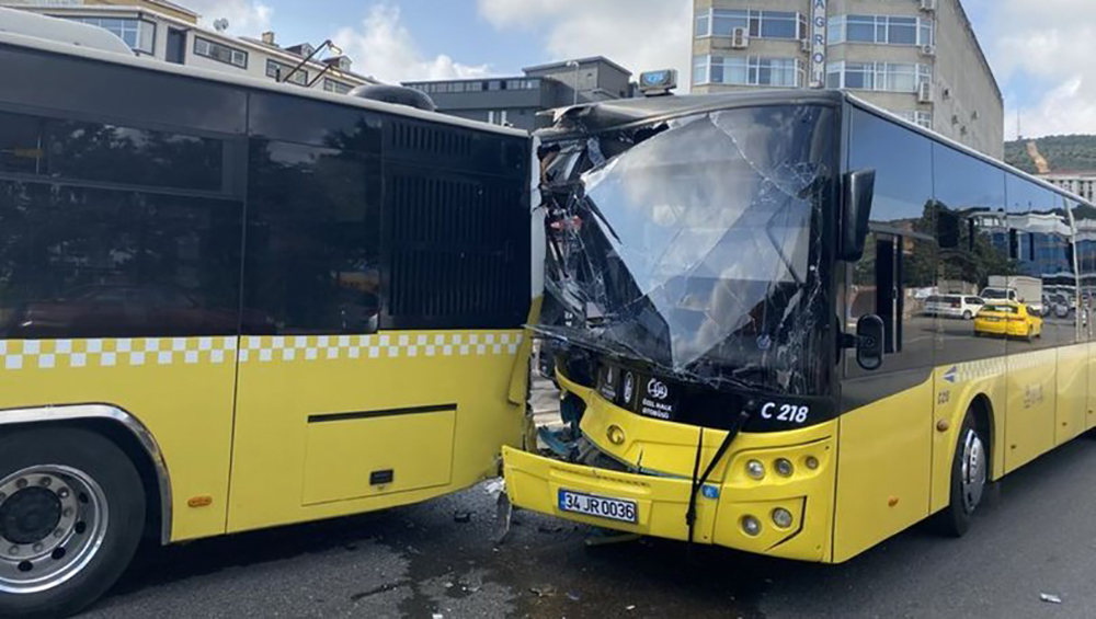 Ataşehir’de iki İETT otobüsü birbirine girdi