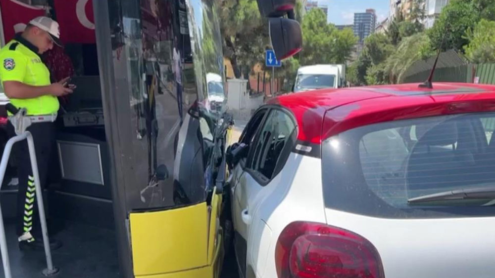 Kadıköy'de İETT otobüsü ile otomobil çarpıştı: 3 yaralı