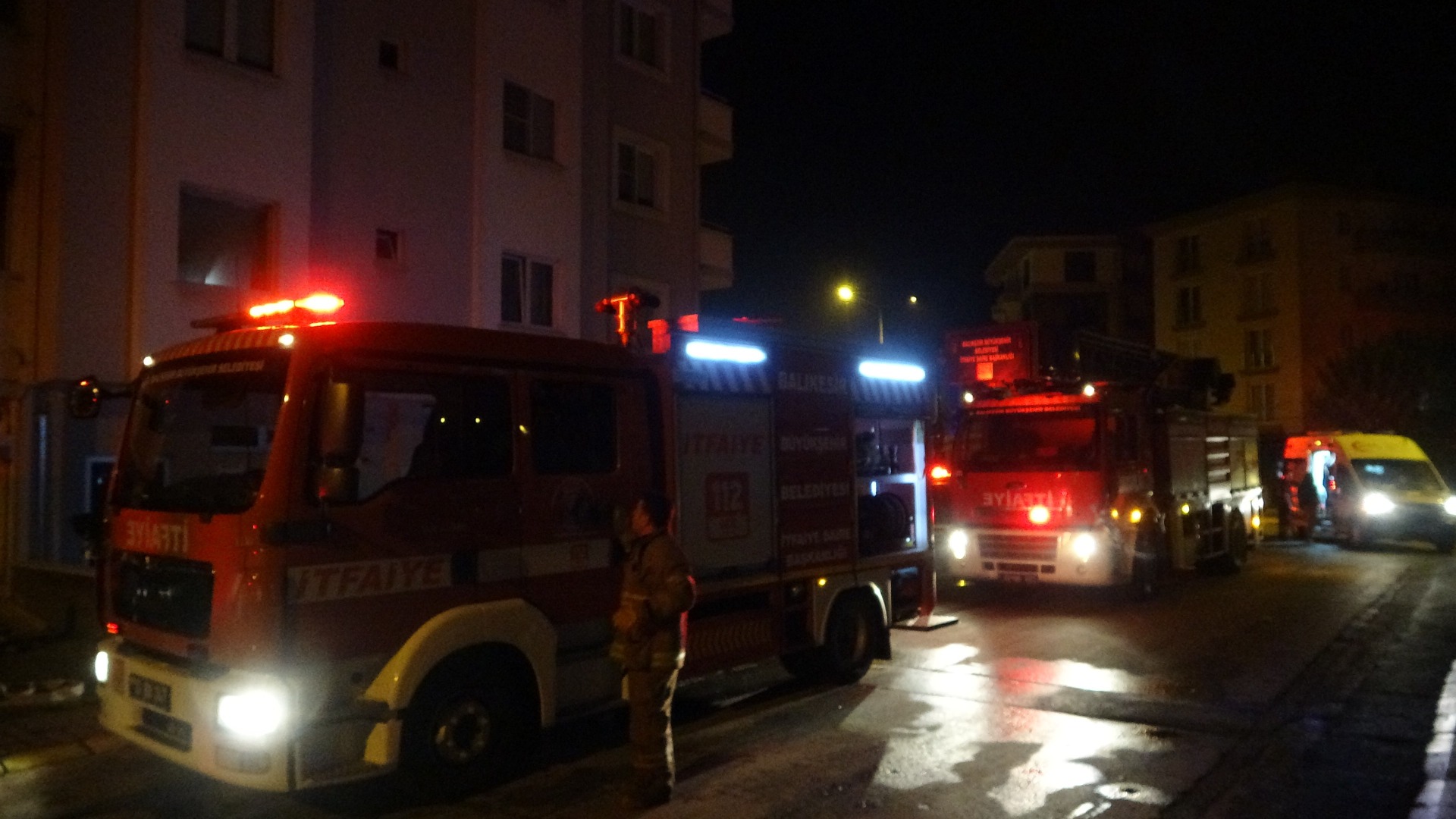 Balıkesir'de apartmanda yangın paniği
