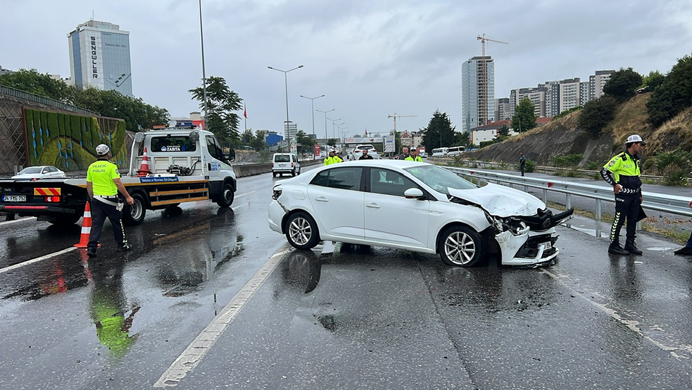Maltepe'de zincirleme kaza! 10 araç birbirine girdi…