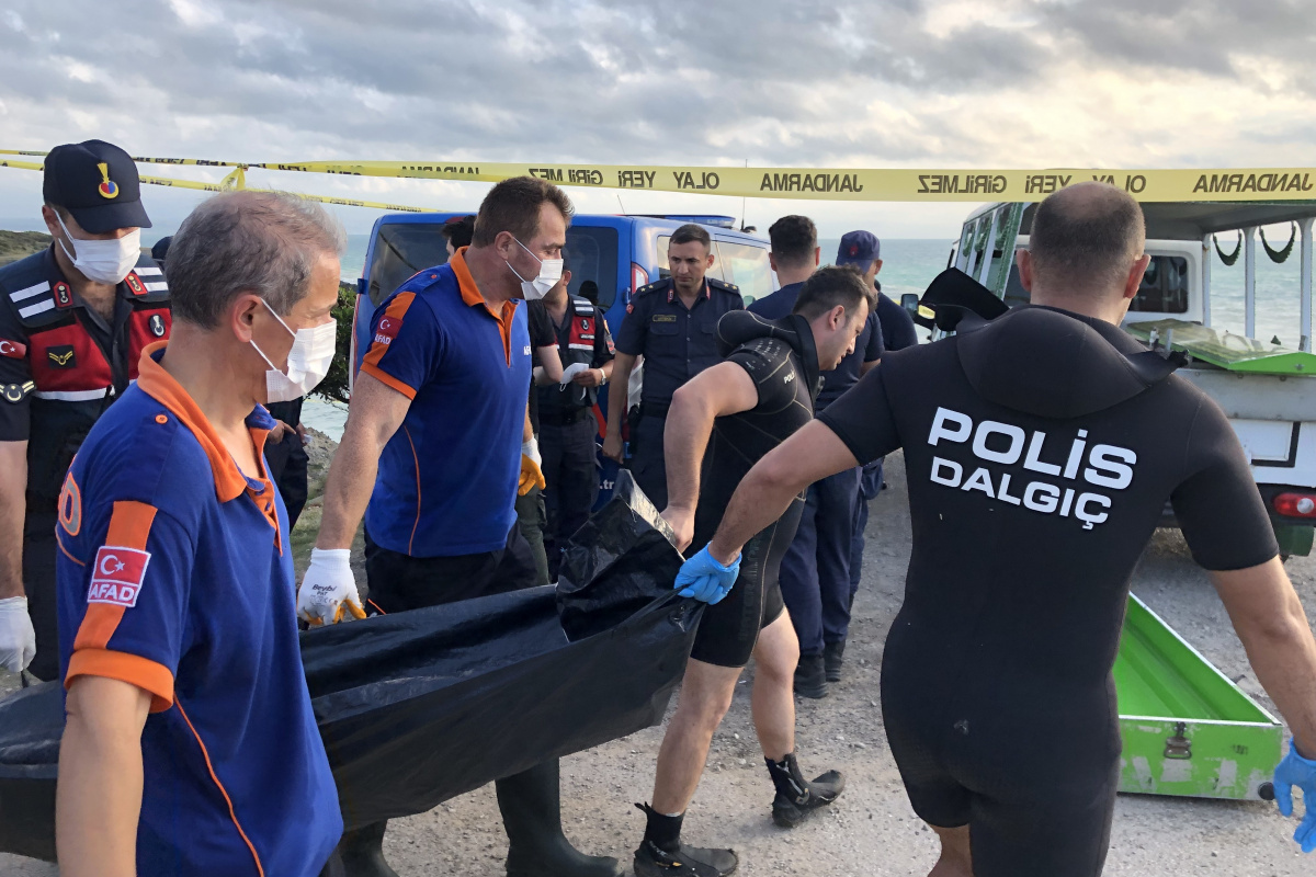 Sinop'ta sahilde erkek cesedi bulundu