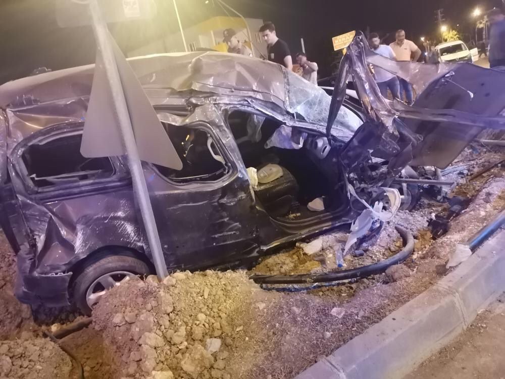 Mersin'de kamyonet yoldan çıkarak takla attı: 1 ölü, 2 yaralı