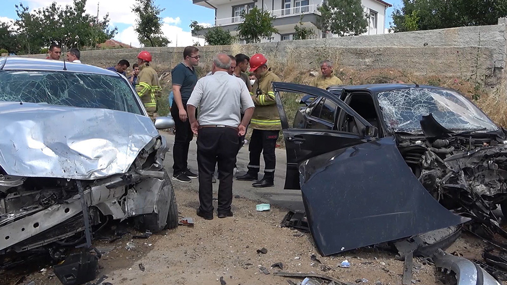 Kırıkkale'de feci kaza, İki otomobil kafa kafaya çarpıştı