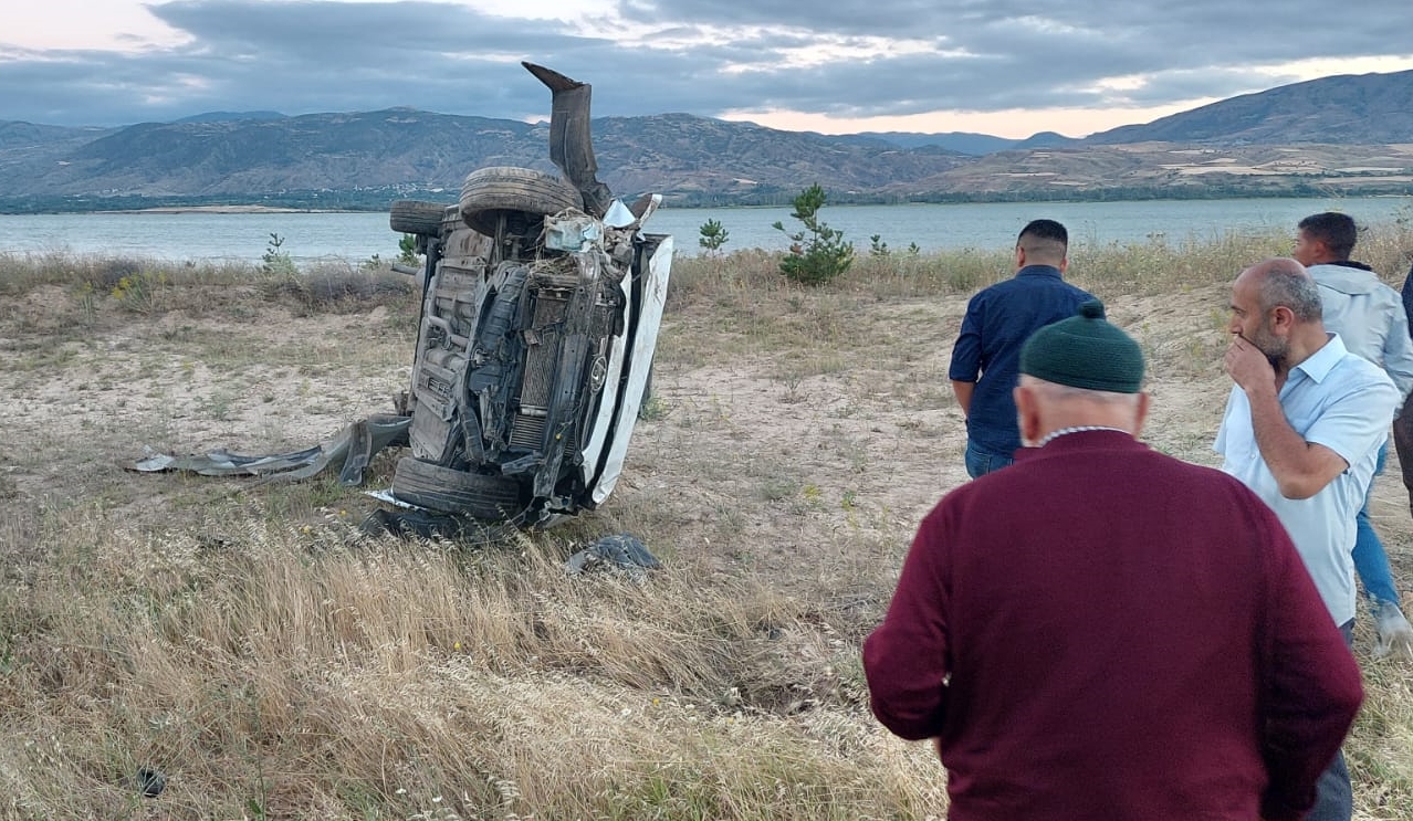 Sivas'ta şarampole devrilen otomobildeki 2 kişi yaralandı