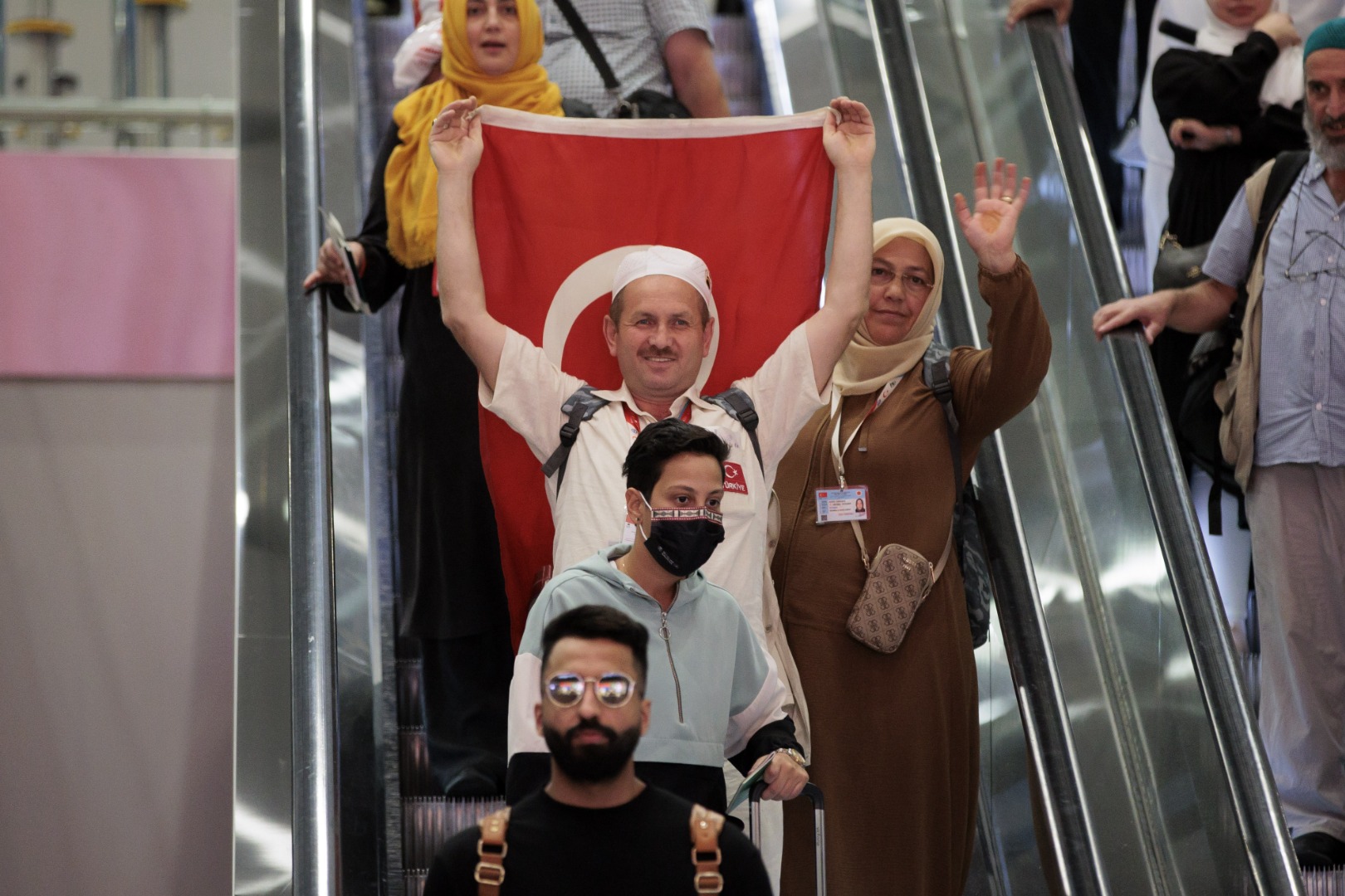 Yurda dönen ilk hacı kafilesi İstanbul’da gözyaşlarıyla karşılandı