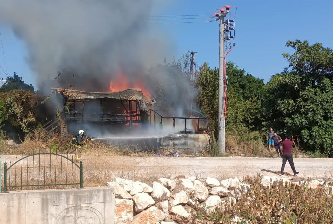 Antalya’da çıkan yangın bir evi küle çevirdi