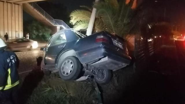 Antalya'da otomobil aydınlatma direğine çarptı, sürücü öldü