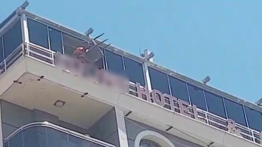 Manisa'da bir saldırgan oteli birbirine kattı
