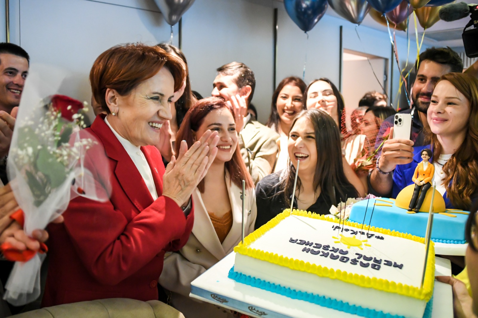 Meral Akşener'e sürpriz doğum günü kutlaması