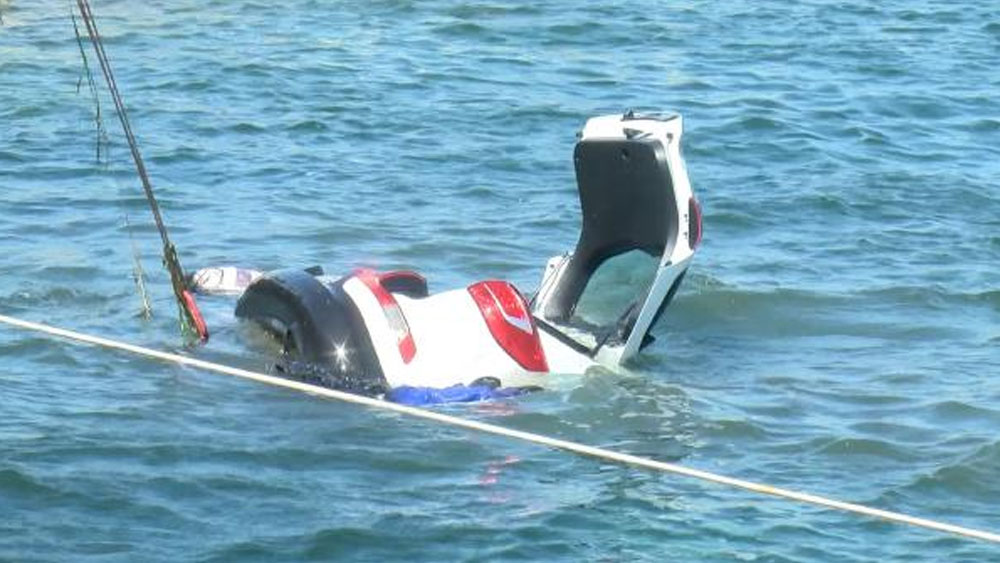 Otomobil denize uçtu: İş insanı öldü