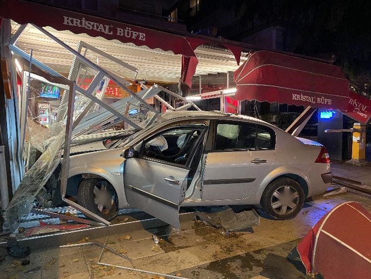 Kadıköy’de alkollü sürücü kafeye daldı ortalık savaş alanına döndü