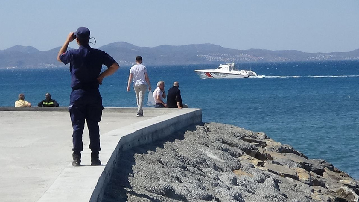 Edremit'te tekne battı: 1 kişi yüzerek kurtuldu, 2 kişi aranıyor