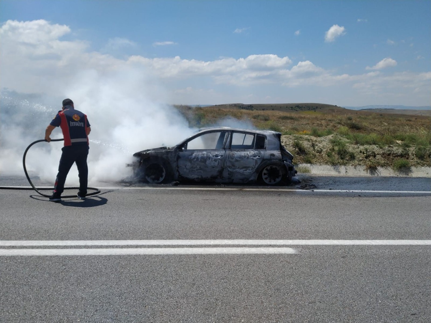 Seyir halindeyken yanan araç küle döndü
