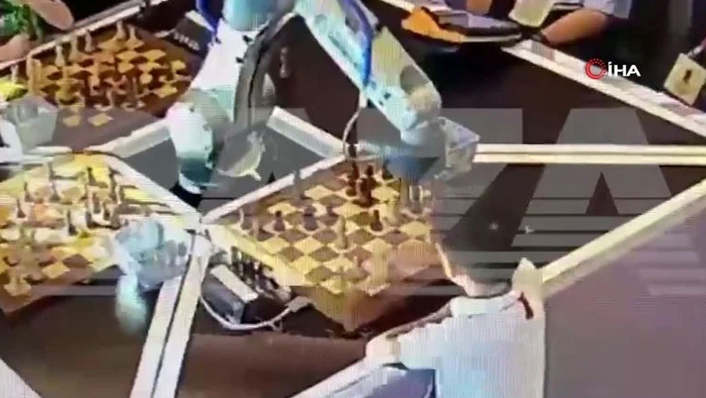 Satranç robotu çocuğun parmağını ezdi