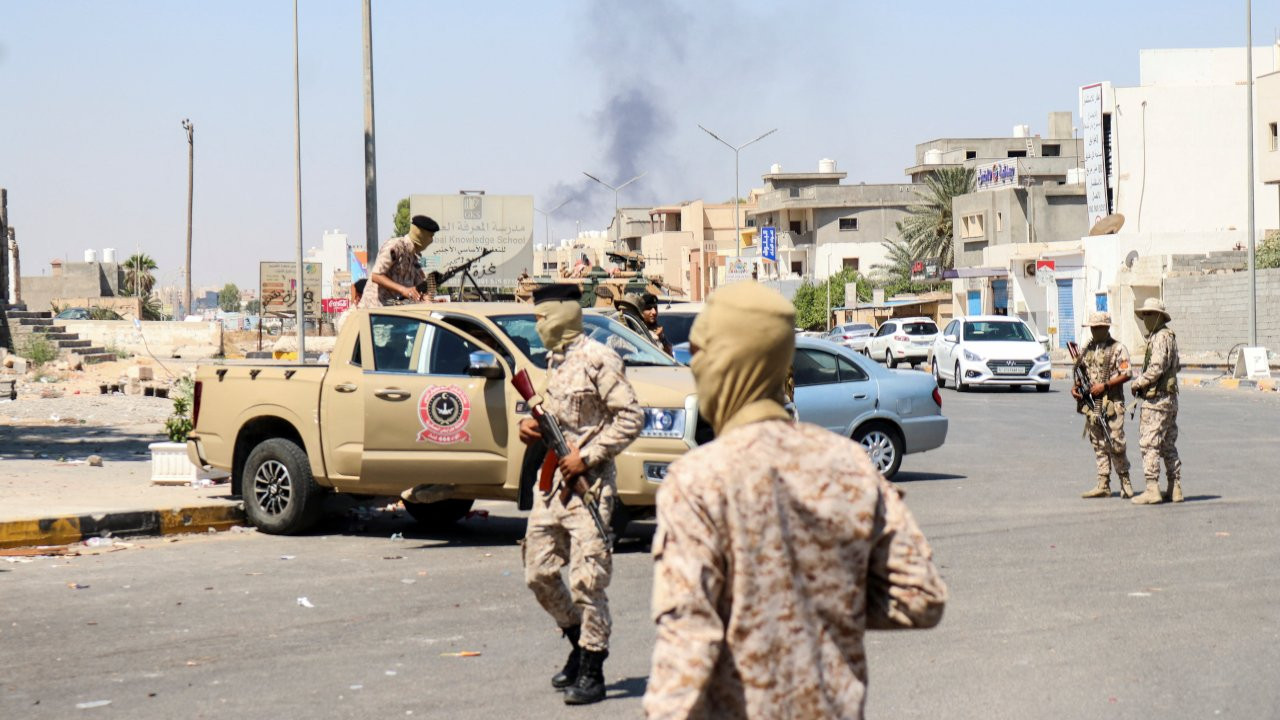 Libya'nın başkenti Trablus'ta  silahlı gruplar arasında çatışma.13 ölü