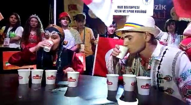 Rize'de en hızlı çay içme yarışması: 7 ülkeden yarışmacılar katıldı