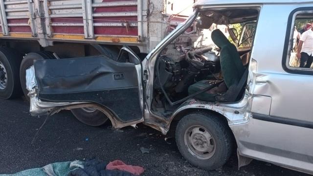 Tarım işçilerinin taşındığı minibüs, kaza yapan kamyona çarptı: 12 yaralı