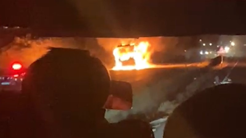 Faciadan dönüldü. Kırıkkale-Kırşhehir yolunda yolcu otobüsü alev alev yandı