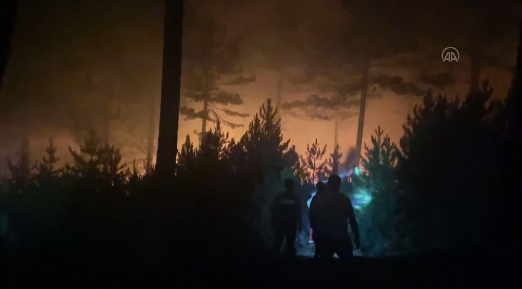 Kütahya'da orman yangınına gece görüşlü helikopterlerle müdahale ediliyor