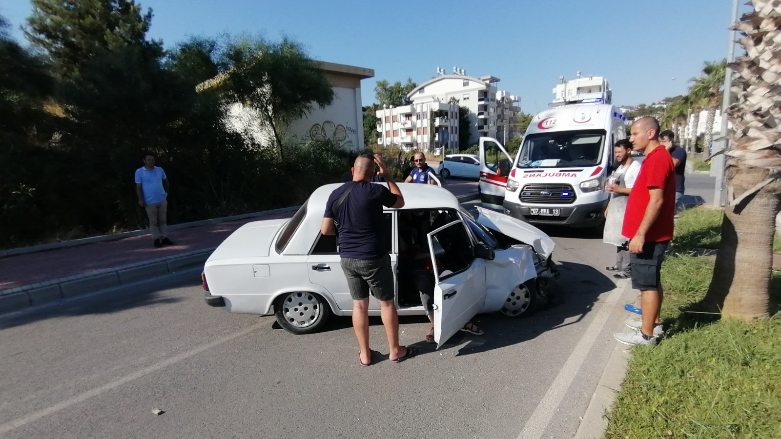 Çarpışmanın etkisiyle savrulan otomobil palmiye ağacına çarptı: 1 yaralı