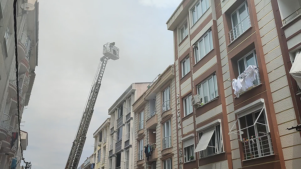 Esenyurt'ta 4 katlı binada yangın paniği