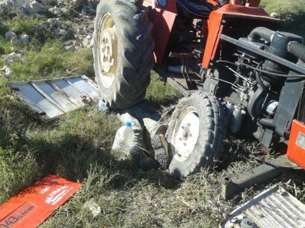 Traktör şarampole yuvarlandı: 7 yaşındaki çocuk ve babası yaralandı