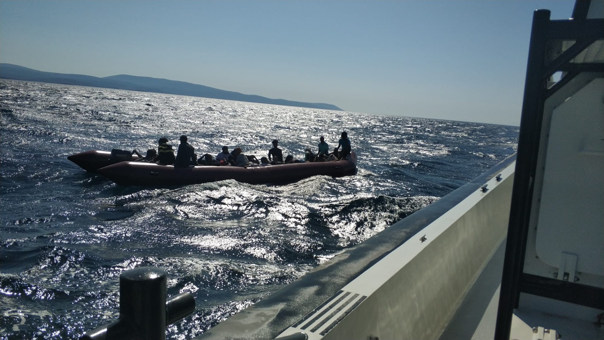 Çeşme açıklarında lastik botta 71 göçmen yakalandı