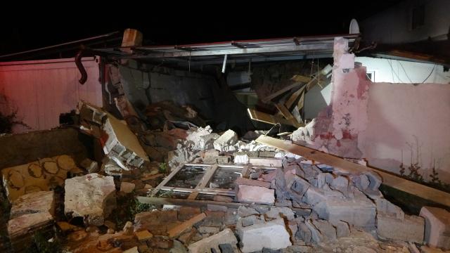 Kayseri'de mutfak tüpü patladı: Evin bir bölümü yıkıldı