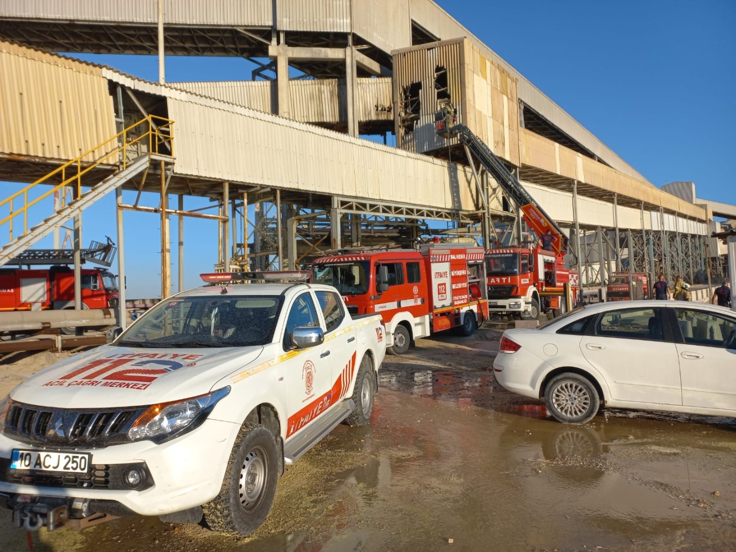 Bandırma Bagfaş'ta çıkan yangına 4 araç ve 10 personelle müdahale edildi