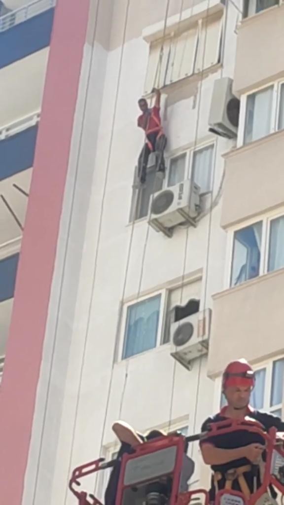Boya yapan işçiyi asansör halatı kopunca emniyet kemeri kurtardı