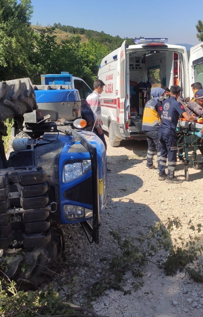 Kontrolden çıkan traktör dereye devrildi: Sürücü ağır yaralandı