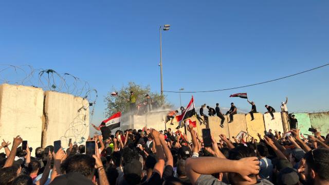 Irak'ta Sadr hareketi yanlıları parlamento binasını bastı