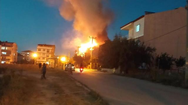Burdur'da mangal ateşi çatı katını da yaktı