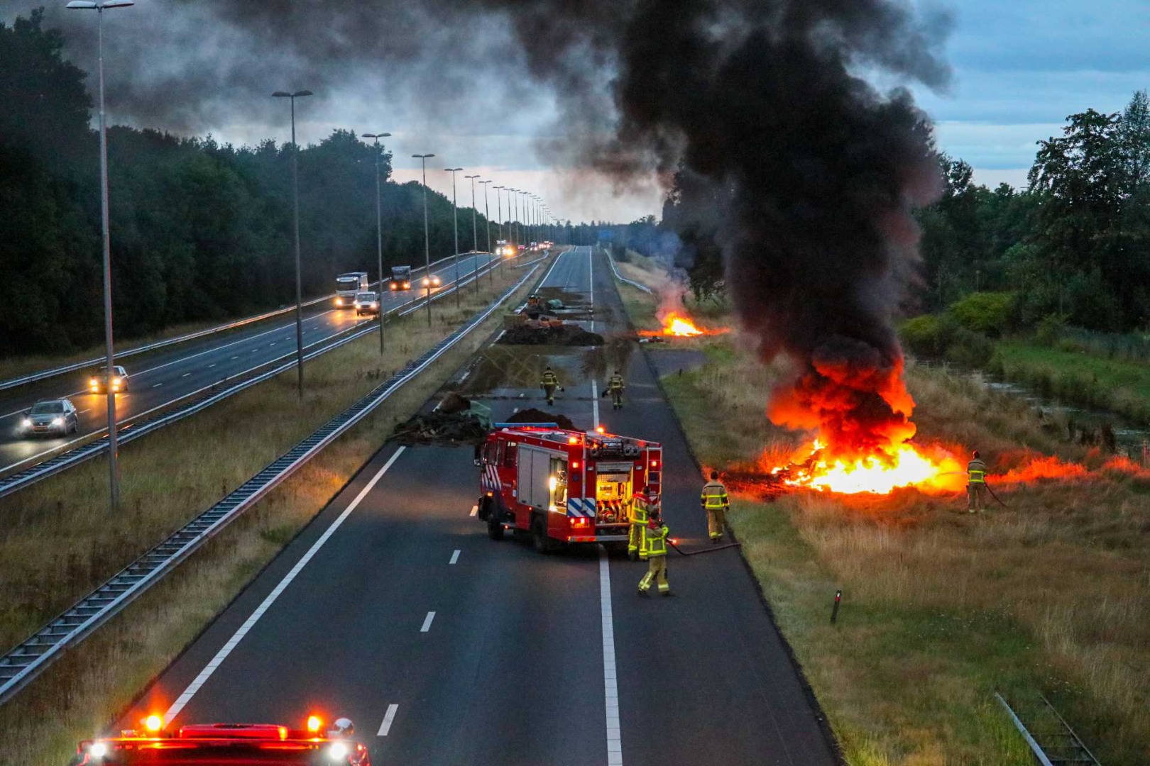 Hollanda'da çiftçiler yol kesti saman balyalarını ateşe verdi  