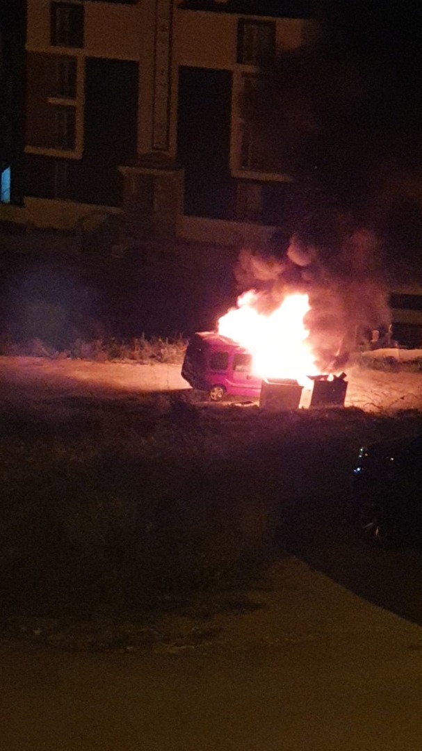 Sinop’ta hafif ticari araç alev alev yandı