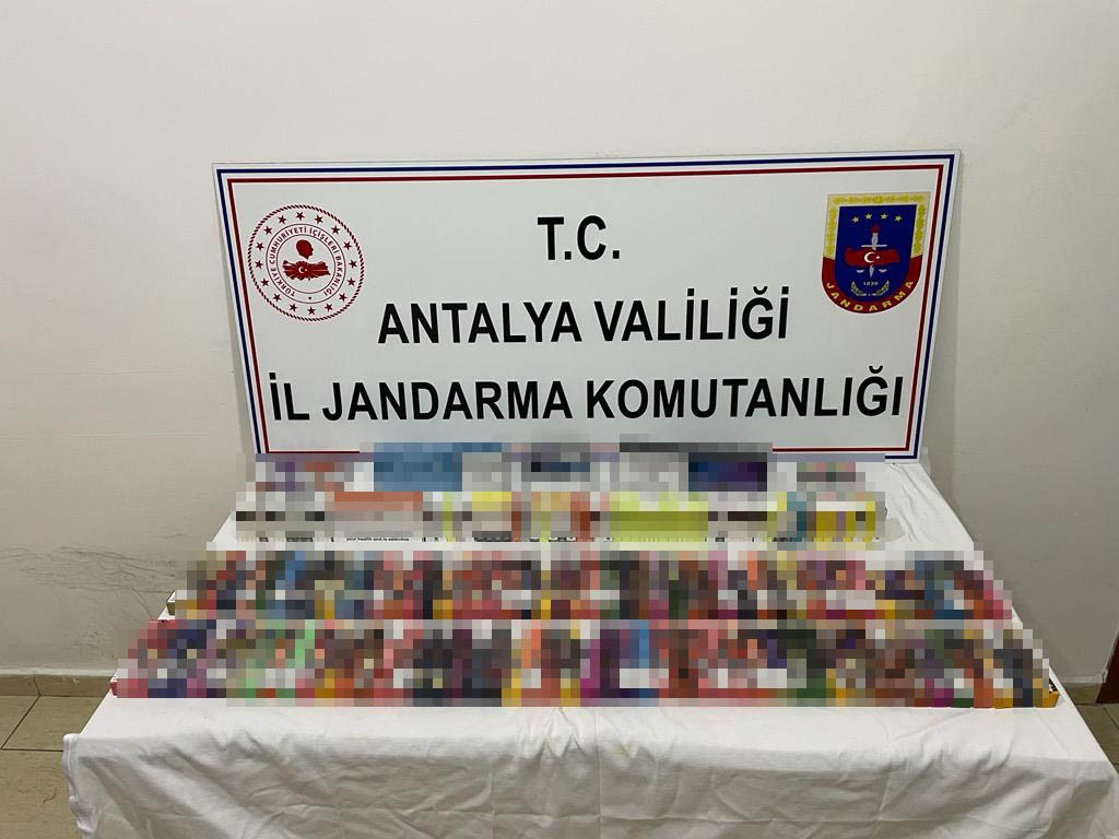 Antalya'da markete kaçak sigara operasyonu