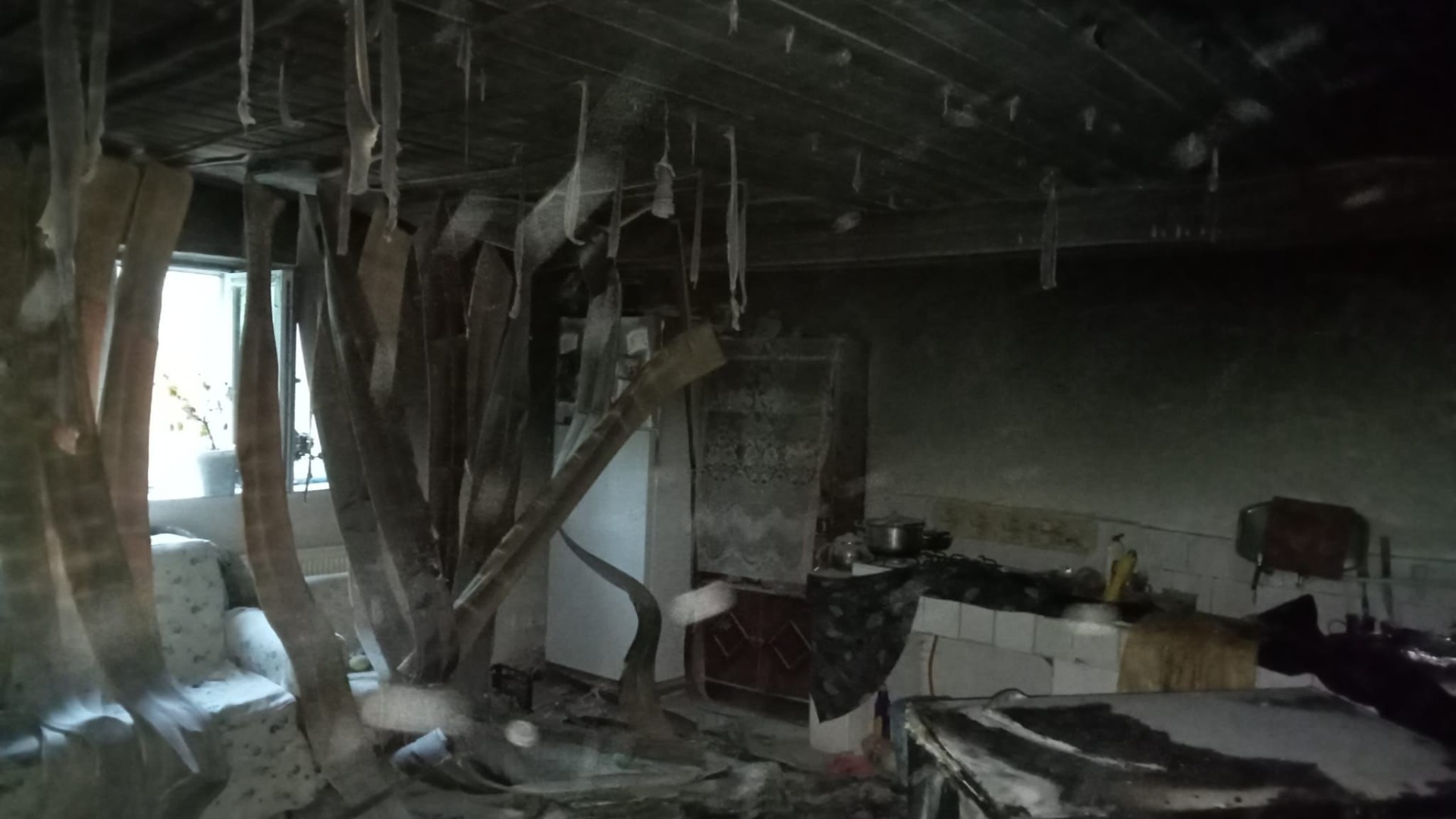 Erzurum'da evin çatısında yangın: 1 yaralı