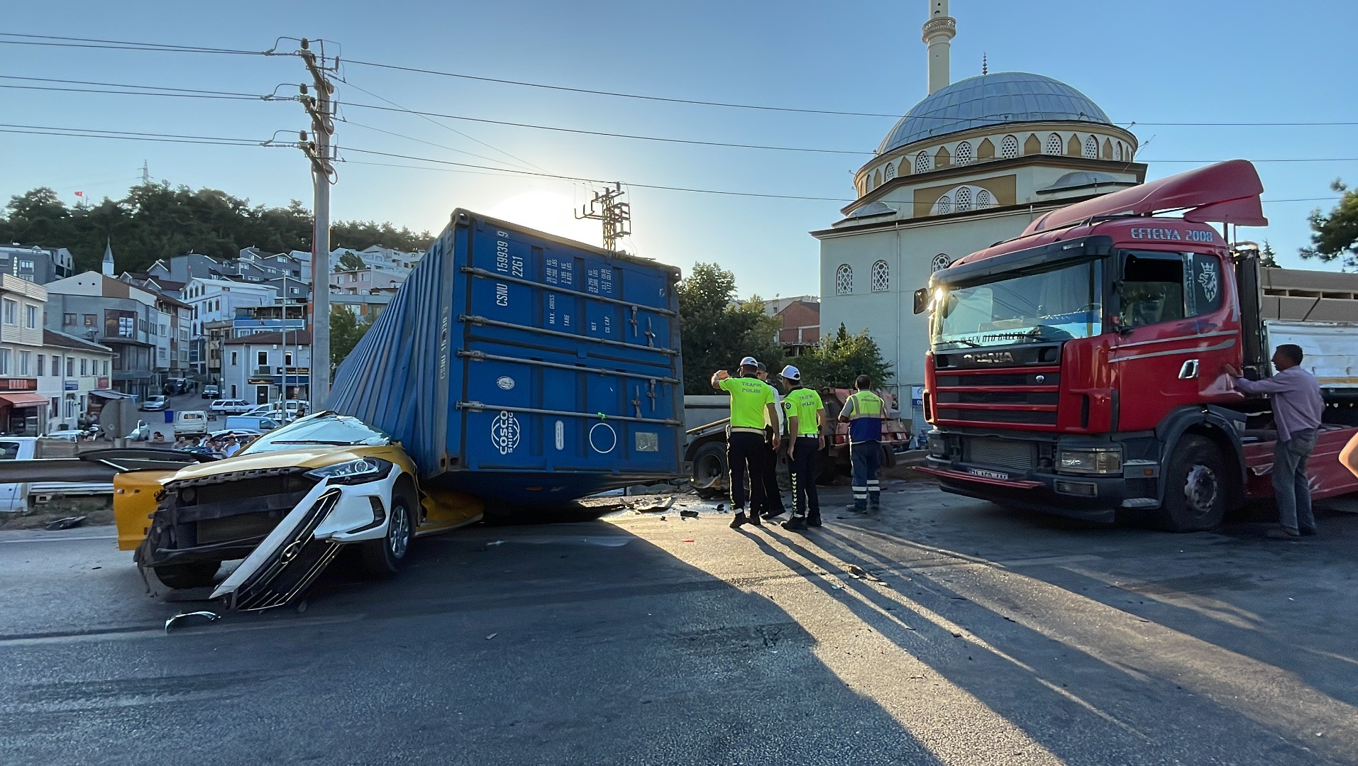 Bursa'da tırın çarptığı taksinin sürücüsü hayatını kaybetti